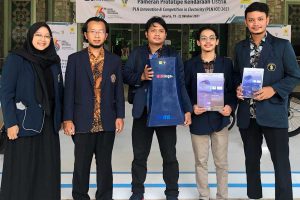Tim kedua menunjukkan alat temuannya. (ist) - Tiga Inovasi UB Tercatat dalam 113 Inovasi Indonesia