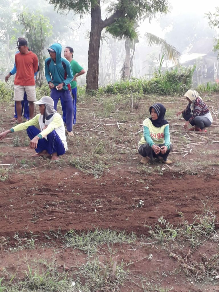 Tujuh orang terlapor saat menghadang Dadang Supandi dilahan pertanian milik H. Angrina - Tanah Pertanian Diserobot Tujuh Orang, Angrina Butuh Keadilan