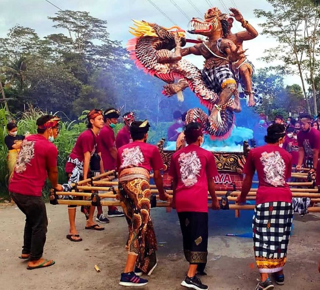 Umat Hindu di Desa Pasirharjo menggelar Upacara Tawur Kesanga, yaitu upacara mengarak dan membakar ogoh-ogoh. (Memo X/fjr) - Nyepi, Tiadakan Pengeras Suara Saat Adzan - Liburkan Kegiatan Masyarakat