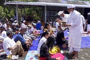 Umat Hindu menerima Air Suci dari Romo Mangku Pura Giri Luhur Arjuno. (ws3) - Meski Sederhana, Upacara Tawur Kesanga Umat Hindu Batu Berjalan Khusyuk