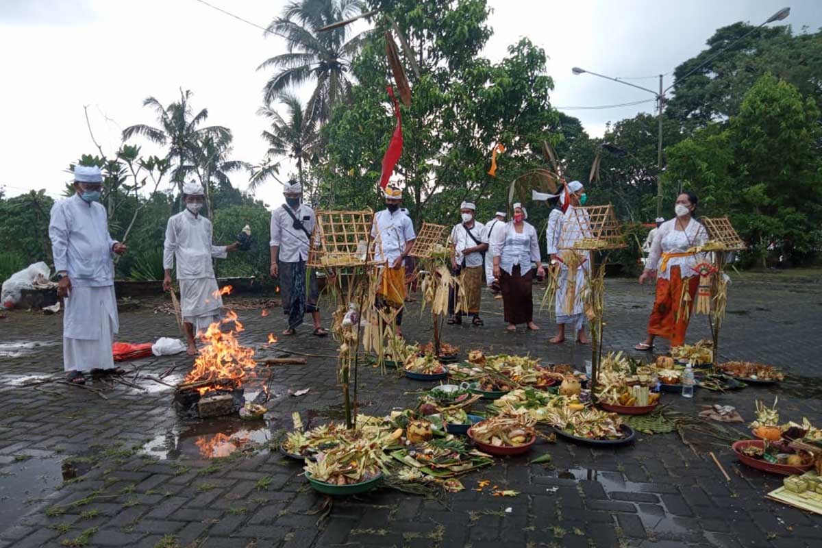 Umat hindu di Pura Luhur Dwijawarsa Kota Malang, saat persiapan Tawur Kesanga - Pandemi Melandai Jadi Doa Utama - Peringatan Nyepi 2022 Kota Malang