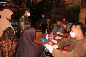Vaksinasi booster di Rumah Makan Bu Kris. (ist) - Serbuan Vaksinasi Booster Masif Dilakukan Kodim 0833/Kota Malang