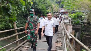 Wabub Blitar Rahmat Santoso, Dandim 0808 Blitar Letkol Inf Didin Nasrudin Darsono meninjau lokasi jembatan putus di dusun Jambangan Desa Dawuhan, Kecamatan Kademangan Kabupaten Blitar. (Memo X/fjr) - Pemkab Akan Bangun Jembatan Putus Diterjang Banjir di Dawuhan