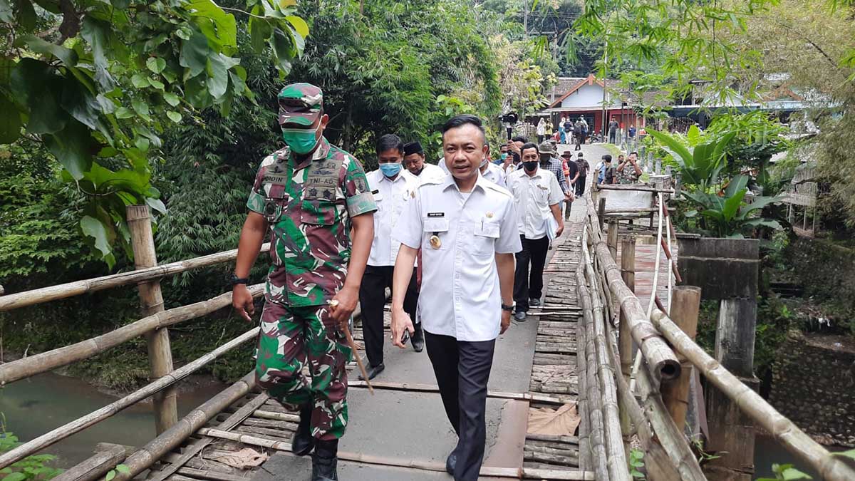 Wabub Blitar Rahmat Santoso, Dandim 0808 Blitar Letkol Inf Didin Nasrudin Darsono meninjau lokasi jembatan putus di dusun Jambangan Desa Dawuhan, Kecamatan Kademangan Kabupaten Blitar. (Memo X/fjr) - Pemkab Akan Bangun Jembatan Putus Diterjang Banjir di Dawuhan