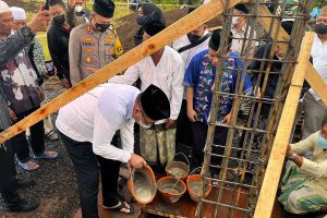 Wabup Malang didampingi Kapolres Malang beserta tokoh agama, saat prosesi peletakan batu pertama. (ws5) - Wabup Malang: Jangan Pandang Sebelah Mata Pesantren - Peletakan Batu Pertama Masjid Darun Najah II