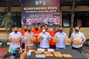 Wakasatnarkoba, AKP Anton Widodo SH beserta jajarannya saat konferensi pers di halaman Polresta Malang Kota. (ws-5) - Polresta Malang Kota Bekuk Sindikat Narkotika, Amankan 14,5 Kg Ganja
