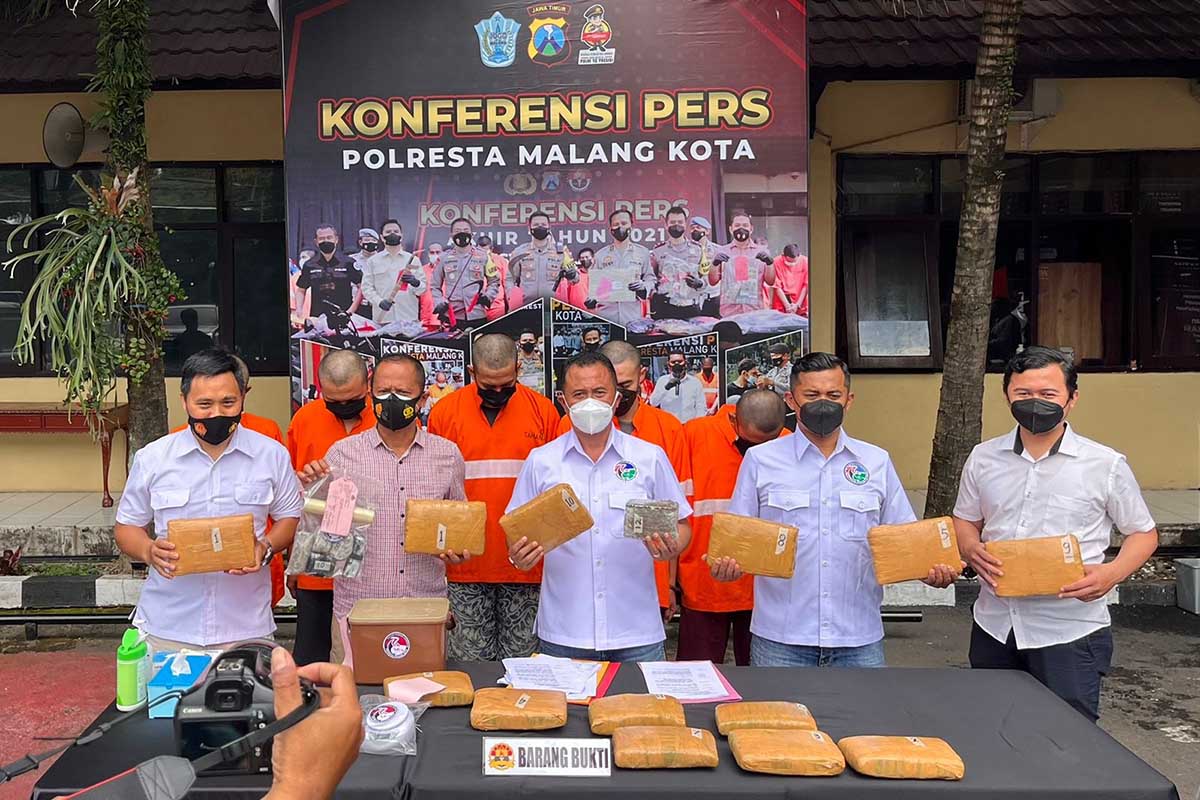 Wakasatnarkoba, AKP Anton Widodo SH beserta jajarannya saat konferensi pers di halaman Polresta Malang Kota. (ws-5) - Polresta Malang Kota Bekuk Sindikat Narkotika, Amankan 14,5 Kg Ganja