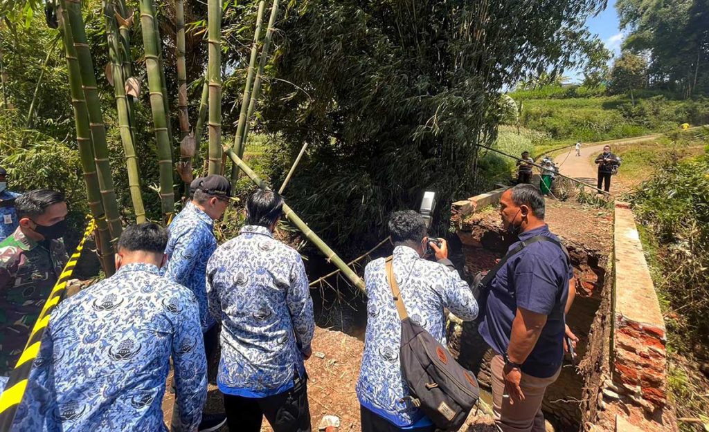 Wakil Bupati, Didik Gatot Subroto, bersama Muspika Kecamatan Pujon beserta Kepala Desa Wiyurejo saat meninjau lokasi kejadian. (ws5) - Jembatan Alternatif Wiyurejo Ambrol, Memakan Dua Korban