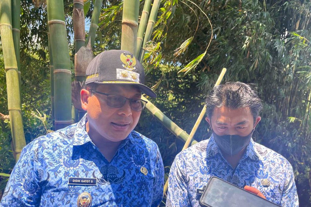 Wakil Bupati Malang, Didik Gatot Subroto, saat menjawab pertanyaan awak media. (ws5) - Jembatan Alternatif Wiyurejo Tidak Diperhatikan, Hingga Telan Dua Korban