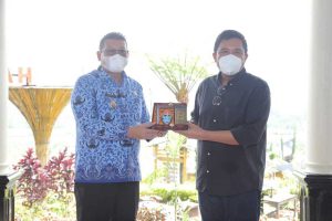 Wakil Bupati Malang, Drs Gatot Subroto saat memberikan cindera mata kepada ketua Komisi A DPRD Provinsi Jawa Tengah. (ist) - Kabupaten Malang Menjadi Kiblat Pemberdayaan Desa Wisata