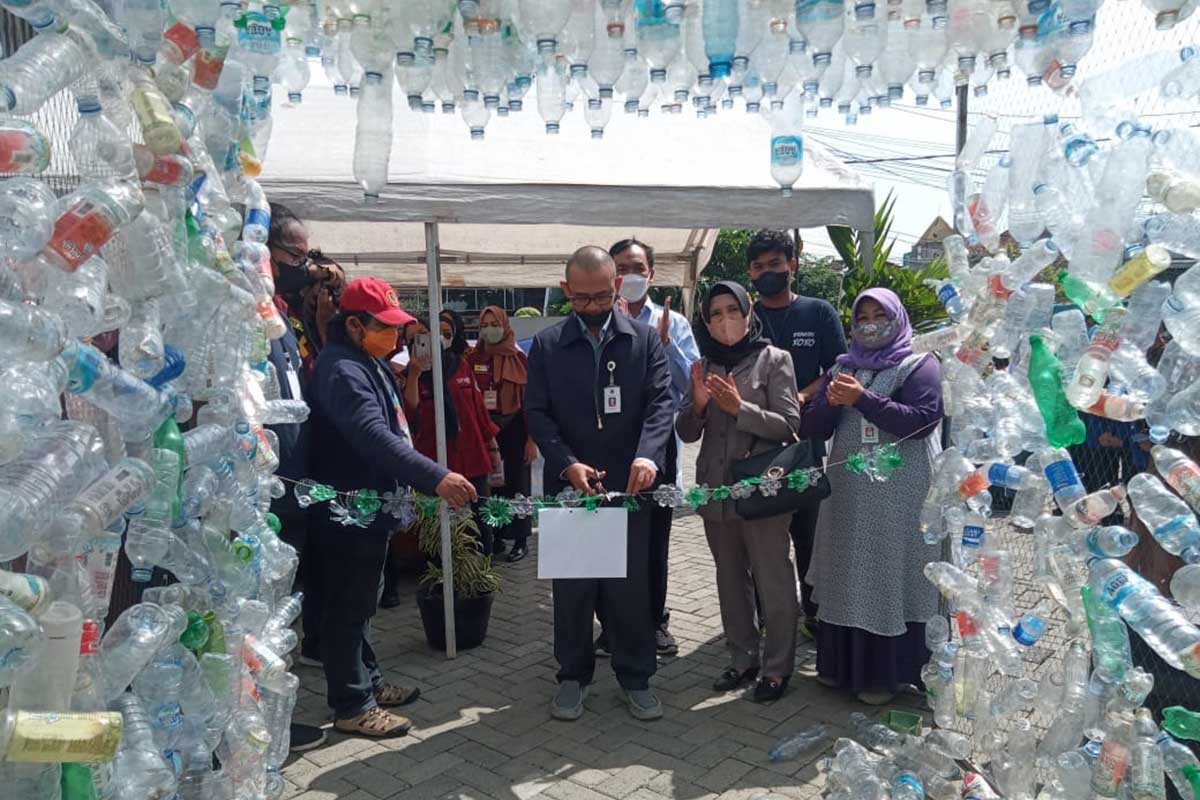 Wakil Rektor I Bidang Akademik UWG, Dr Ir Fachrudin MT, memotong pita di depan stand instalasi botol plastik. (ws4) - Pameran dan Kampanye Lingkungan Hidup, UWG Gandeng Ecoton