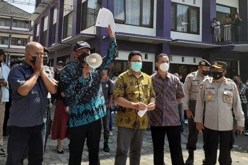 Wakil Rektor III memberikan penjelasan kepada mahasiswa. (mg2) - Mahasiswa Unitri Tolak Kebijakan Pencabutan Pemotongan SPP