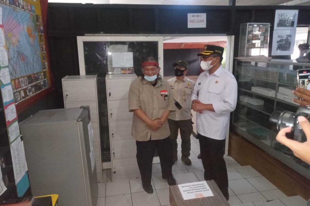 Wakil Wali Kota Malang, Sofyan Edi Jarwoko saat memeriksa koleksi musik di MMI - MMI Harap Ada Program Kunjung Museum - Peringatan Hari Musik