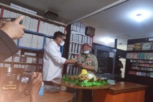 Wakil Wali kota Malang, Sofyan Edi Jarwoko, memotong tumpeng dan diberikan kepada Ketua MMI, Hengki Herlambang - MMI Harap Ada Program Kunjung Museum - Peringatan Hari Musik