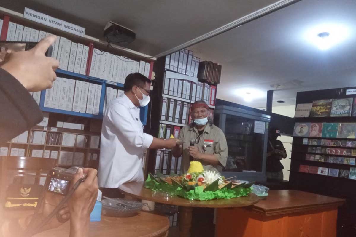 Wakil Wali kota Malang, Sofyan Edi Jarwoko, memotong tumpeng dan diberikan kepada Ketua MMI, Hengki Herlambang - MMI Harap Ada Program Kunjung Museum - Peringatan Hari Musik