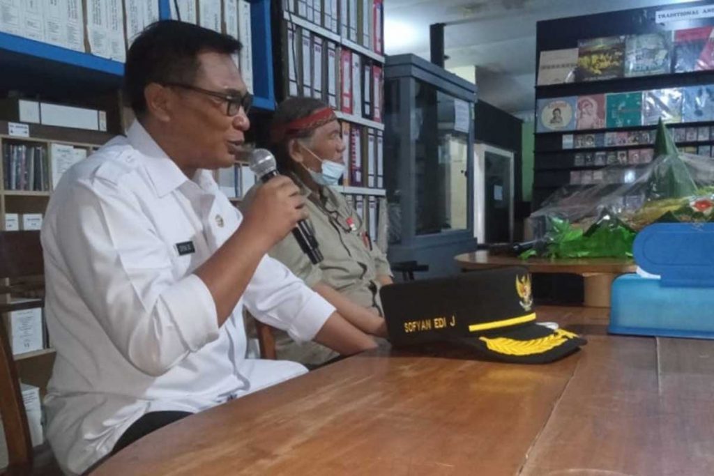 Wakil Walikota Malang, Sofyan Edi Jarwoko, bersama Ketua Museum Musik Indonesia (MMI) Kota Malang, Hengky Herwanto saat berbicang bersama. (ws4) - Bangkitkan Malang Barometer Musik, Bung Edi: Butuh Strategi Platform Digital