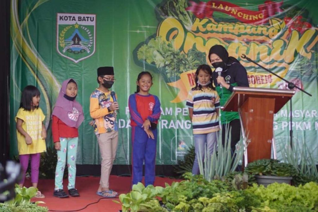 Wali Kota Batu Dewanti Rumpoko, berinteraksi dengan anak-anak warga Kampung Organik RW 2 Desa Mojorejo. (ist) - Wali Kota Batu Launching Kampung Organik RW 2 Desa Mojorejo