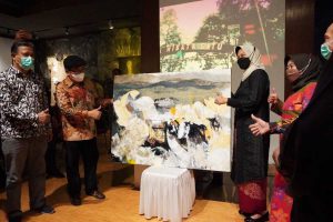 Wali Kota Batu Dewanti Rumpoko bersama Ketua Yayasan Omah Pikir Prambudi, Djuli Djati Prambudi. (ist) - Yayasan Omah Mikir Prambudi Diresmikan, Ajak Warga Tingkatkan Kepedulian Sosial