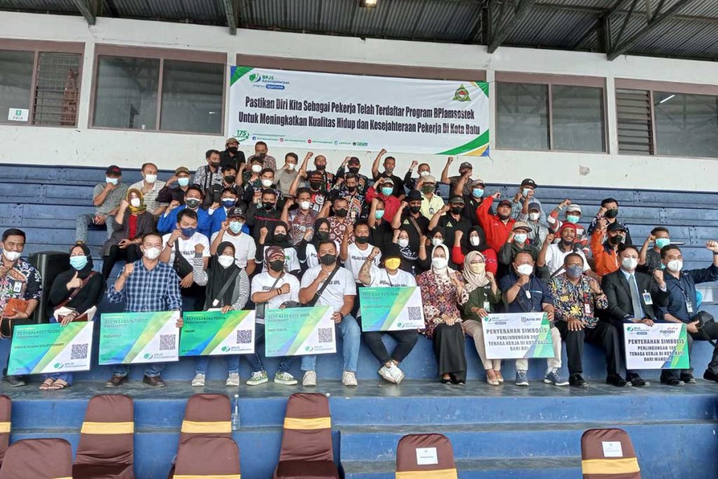 Wali Kota Batu Foto bersama perwakilan pedagang pasar dan PKL. (ws3) - Wali Kota Batu, Serahkan Kartu BPJSTK pada Ratusan Pedagang dan PKL
