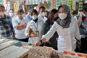 Wali Kota Batu, Hj Dewanti Rumpoko, melakukan inspeksi mendadak (Sidak) ke Pasar Relokasi Kota Batu. (ws3) - Sidak Pasar Relokasi, Wali Kota Batu Data Kenaikan Barang Jelang Ramadan