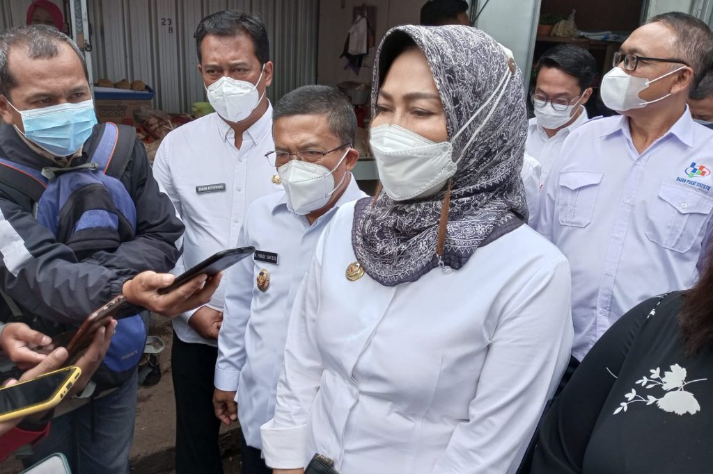 Wali Kota Batu, Hj Dewanti Rumpoko menjawab pertanyaan media. (ws3) - Sidak Pasar Relokasi, Wali Kota Batu Data Kenaikan Barang Jelang Ramadan