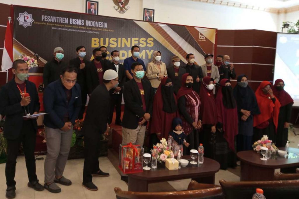 Wali Kota Batu, bersama Panitia Business Academy Batch 2 Malang Raya. (ws3) - Pesantren Bisnis Indonesia, Cetak Wirausahawan Baru Lewat Business Academy Di Batu