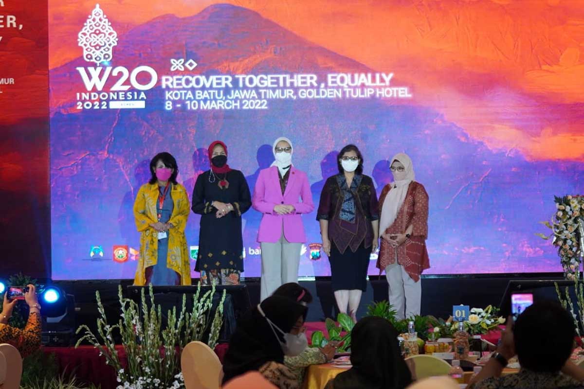 Wali Kota Batu bersama Stafsus Presiden RI dan Chair Women 20 Indonesia serta pejabat kementerian. (ist) - Konferensi W20 di Batu, Bahas Dukungan Khusus UMKM Wanita