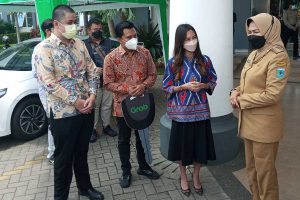 Wali Kota Batu menerima bantuan dukungan transportasi mobil listrik untuk kebutuhan W20. (ws3) - H-1 Perhelatan W20, Apa Saja Persiapannya?