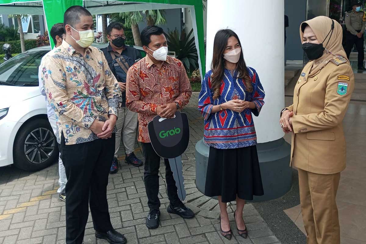 Wali Kota Batu menerima bantuan dukungan transportasi mobil listrik untuk kebutuhan W20. (ws3) - H-1 Perhelatan W20, Apa Saja Persiapannya?