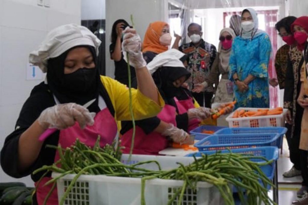 Wali Kota Batu mengajak Delegasi W20 mengunjungi UMKM olahan produk pertanian. (ist) - Konferensi W20 di Batu, Bahas Dukungan Khusus UMKM Wanita