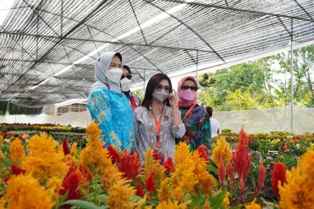 Wali Kota Batu mengajak delegasi W20 city touring produk pertanian di pasar bunga Sidomulyo. (ist) - Konferensi W20 di Batu, Bahas Dukungan Khusus UMKM Wanita