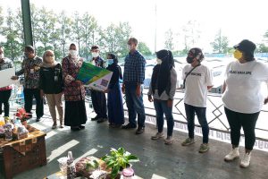 Wali Kota Batu serahkan Kartu BPJSTK pada perwakilan pedagang pasar. (ws3) - Wali Kota Batu, Serahkan Kartu BPJSTK pada Ratusan Pedagang dan PKL