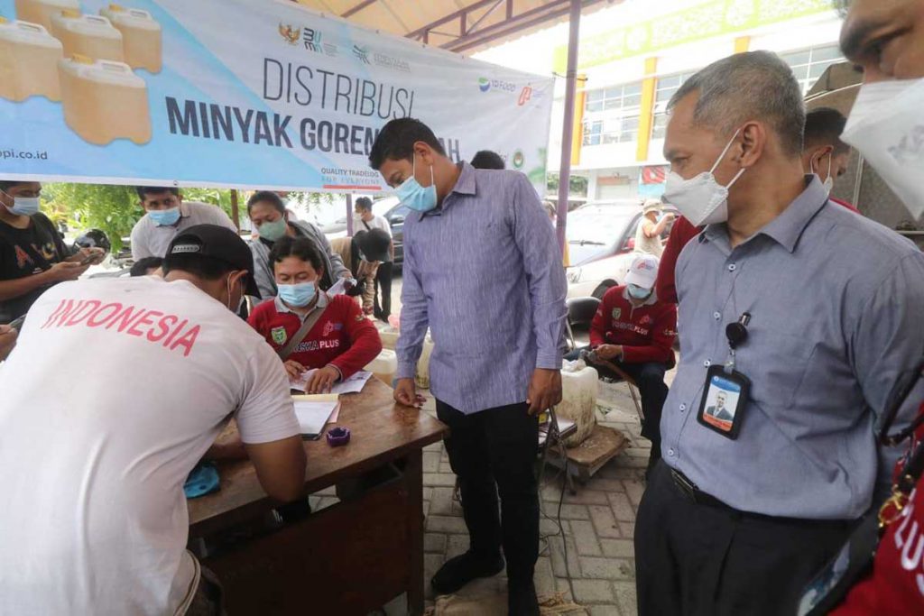 Wali Kota Kediri bersama Tim Pengendali Inflasi Daerah (TPID) meninjau pendistribusian minyak goreng curah untuk pedagang, Rabu (9/3/2022) di Pasar Setonobetek. (Memo X/im-ji) - Wali Kota Ingatkan Pedagang Jual Sesuai HET