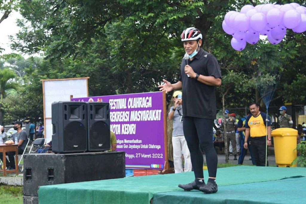 Wali Kota Kediri mengajak komunitas olahraga yang tergabung dalam KORMI maupun masyarakat Kota Kediri bisa ke GOR Jayabaya untuk berolahraga. (Memo X/im-ji) - Wali Kota Ajak Masyarakat Kota Kediri “Kudu Obah”