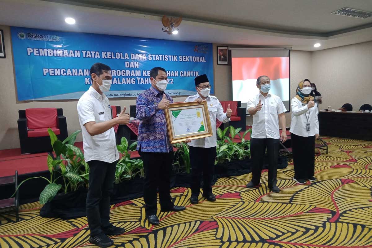 Wali Kota Malang, Sutiaji bersama Diakominfo dan BPS Jatim menerima penghargaan Pencanangan 57 Kelurahan Cantik. (Ws4) - Wali Kota Terima Penghargaan Pencanangan 57 Kelurahan Cantik