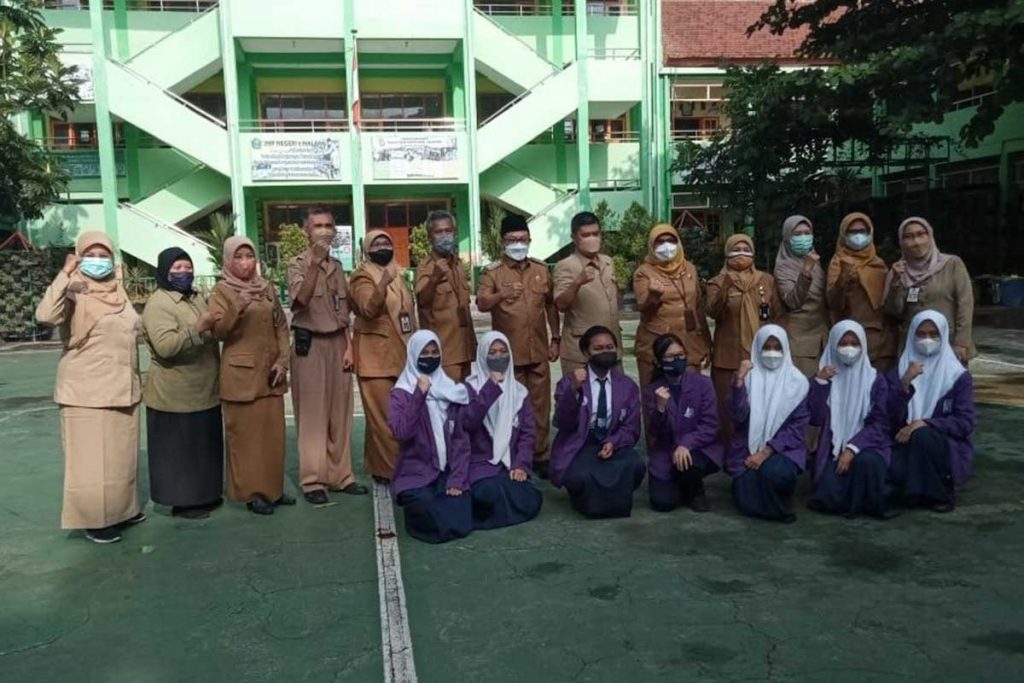 Wali Kota Malang, Sutiaji, bersama Kepala sekolah, staf dan satgas covid 19 SMPN 8 Malang. (ws4) -
