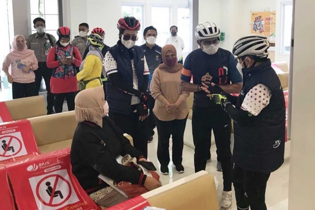 Wali Kota Malang, Sutiaji, didampingi Kepala BPJS Ketenagakerjaan, Imam Santoso, berbincang kepada salah satu pengurus RT/RW. (ws4) - Sasar Pengurus RT/RW, BPJS Ketenagakerjaan Serahkan Jaminan Kematian dan Beasiswa