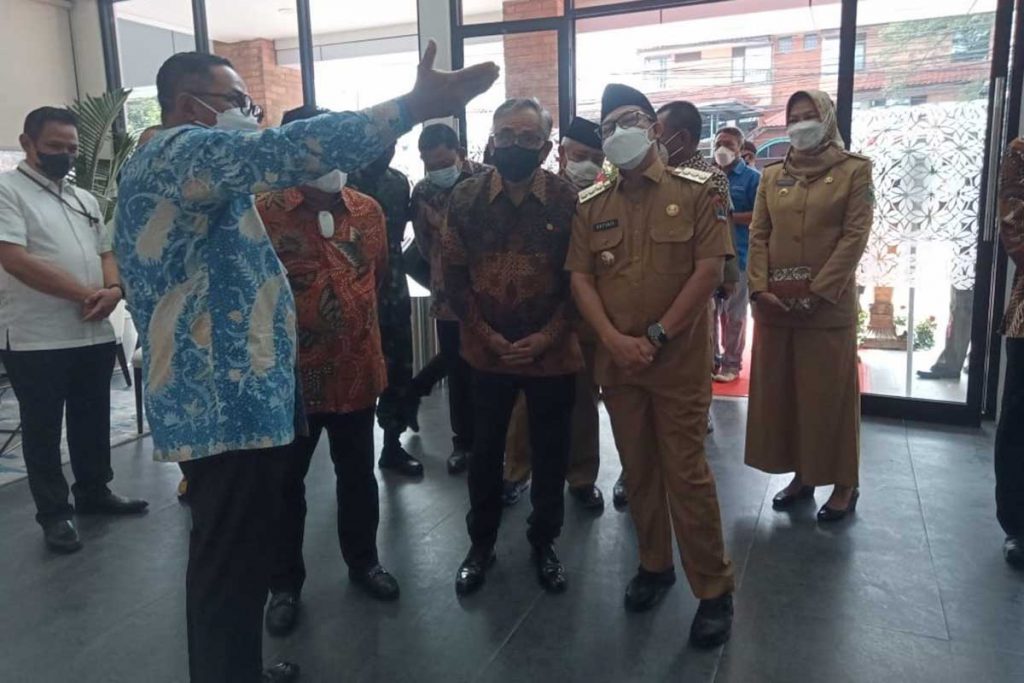 Wali Kota Malang, Sutiaji, meninjau gedung OJK. (ws4) - Resmikan Gedung OJK, Maksimalkan 3 Pilar Gencarkan Literasi Keuangan