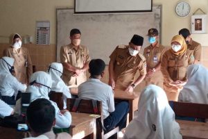 Wali Kota Malang, Sutiaji, meninjau kelas PTM 100 persen di SMPN 8 Malang. (ws4) - Tinjau PTM 100 Persen SMPN 8 Malang, Sutiaji: Kendalikan dan Perketat Prokes
