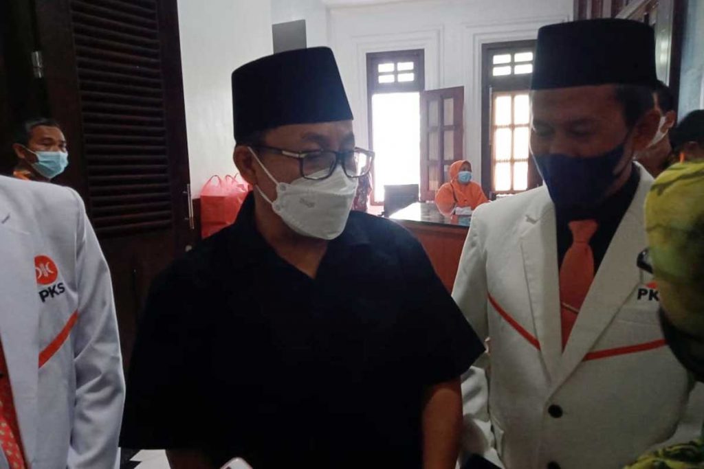 Wali Kota Malang, Sutiaji, menjawab pertanyaan awak media. (ws4) - Hadiri Rakerda PKS, Wali Kota: Jadikan Partai Wahana Literasi Politik