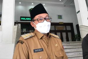 Wali Kota Malang, Sutiaji, saat berbincang dengan awak media. (ws4) - PTM Ditunda Pekan Depan, Wali Kota: Bisa Dibuka 100 Persen