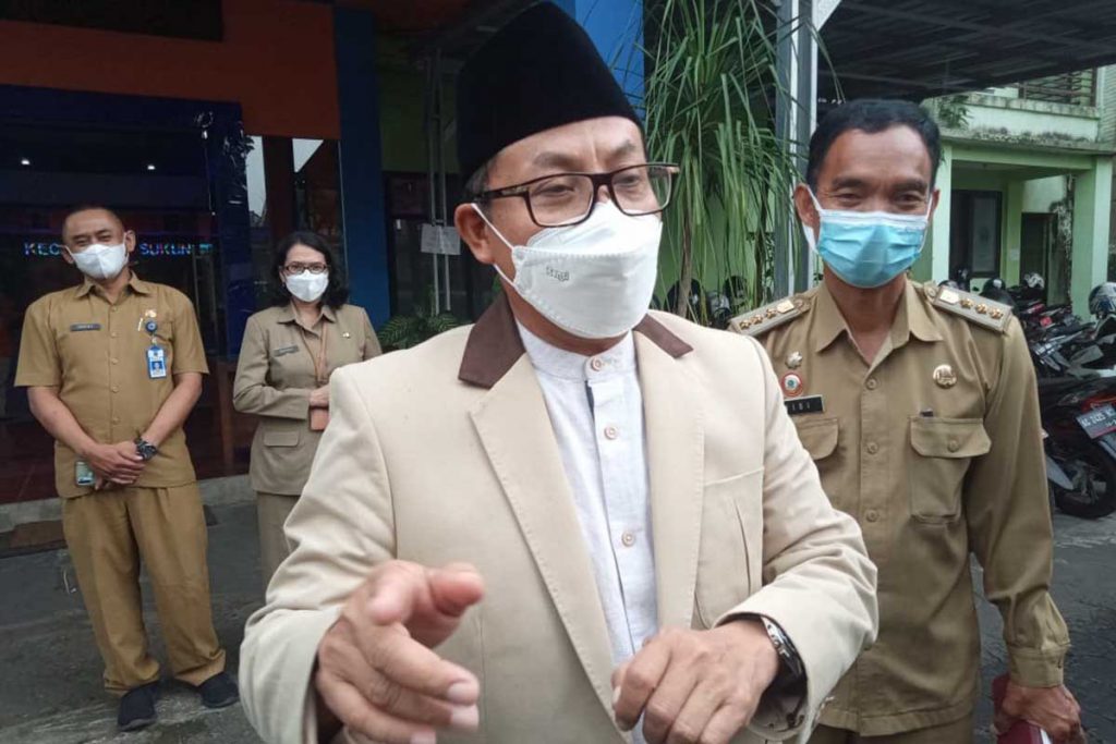 Wali Kota Malang, Sutiaji saat berbincang dengan awak media. (ws4) - WCC Dukung Langkah Sutiaji, Pantau MiChat, Memutus Trafficking Perempuan