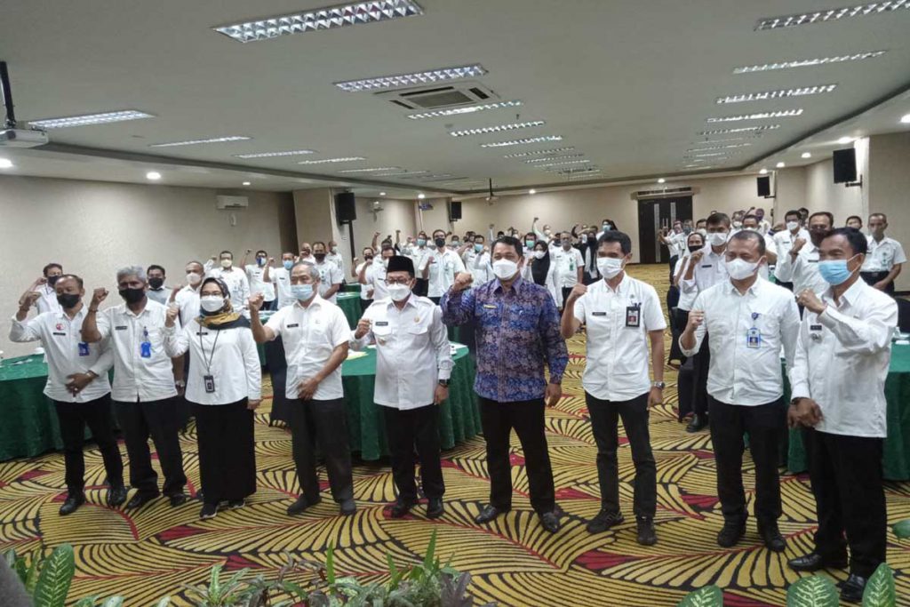 Wali Kota berfoto bersama seusai menerima penghargaan. (Ws4) - Wali Kota Terima Penghargaan Pencanangan 57 Kelurahan Cantik
