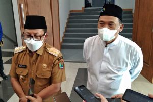 Walikota Malang, Drs H Sutiaji, didampingi Rektor UM, menjelaskan Malang Halal setelah seminar di UM. (jaz) - Pemkot Malang Apresiasi UM Gelar Semnas Pengembangan Ekonomi Pariwisata Halal