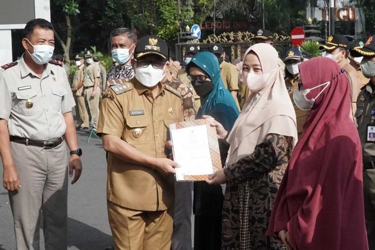 Walikota Malang Sutiaji memberikan sertifikasi halal kepada salah satu pelaku IKM. (ist) - Pemkot Kuatkan Sertifikasi Halal IKM Kota Malang