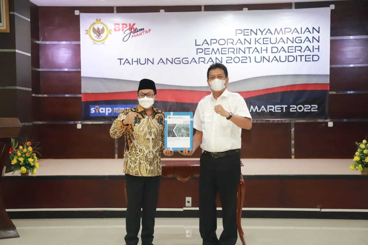 Walikota Malang menyerahkan LKPD Tahun Anggaran 2021 Unaudited kepada BPK Jawa Timur. (ist) - Sutiaji Sampaikan LKPD TA 2021 Unaudited kepada BPK Jawa Timur