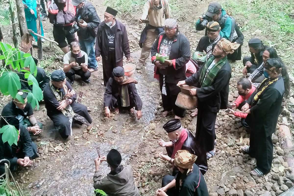 Warga Dusun Songgoriti, gelar ritual budaya Tusuk Bumi. (ist) - Warga Songgoriti Gelar Ritual Tusuk Bumi - Peringatan Hari Air Sedunia
