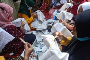 Warga Kayutangan saat proses mencanting batik. (ist) - Asah Keterampilan Warga Kayutangan Dengan Pelatihan Batik