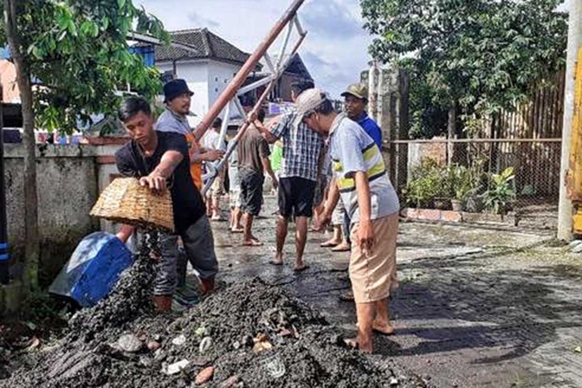 Warga Kelurahan Purwodadi kerja bakti bersihkan sungai. (ist) - Minimalisir Banjir, DLH Kota Malang Giatkan GASS