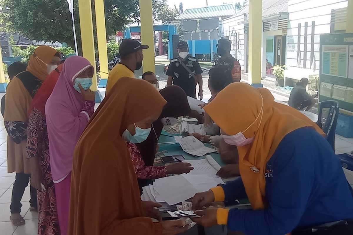 Warga antri tertib pembagian multivitamin. (ist) - Dinkes Kota Malang Bagikan Multivitamin Kepada 432 KK Warga Bakalankrajan